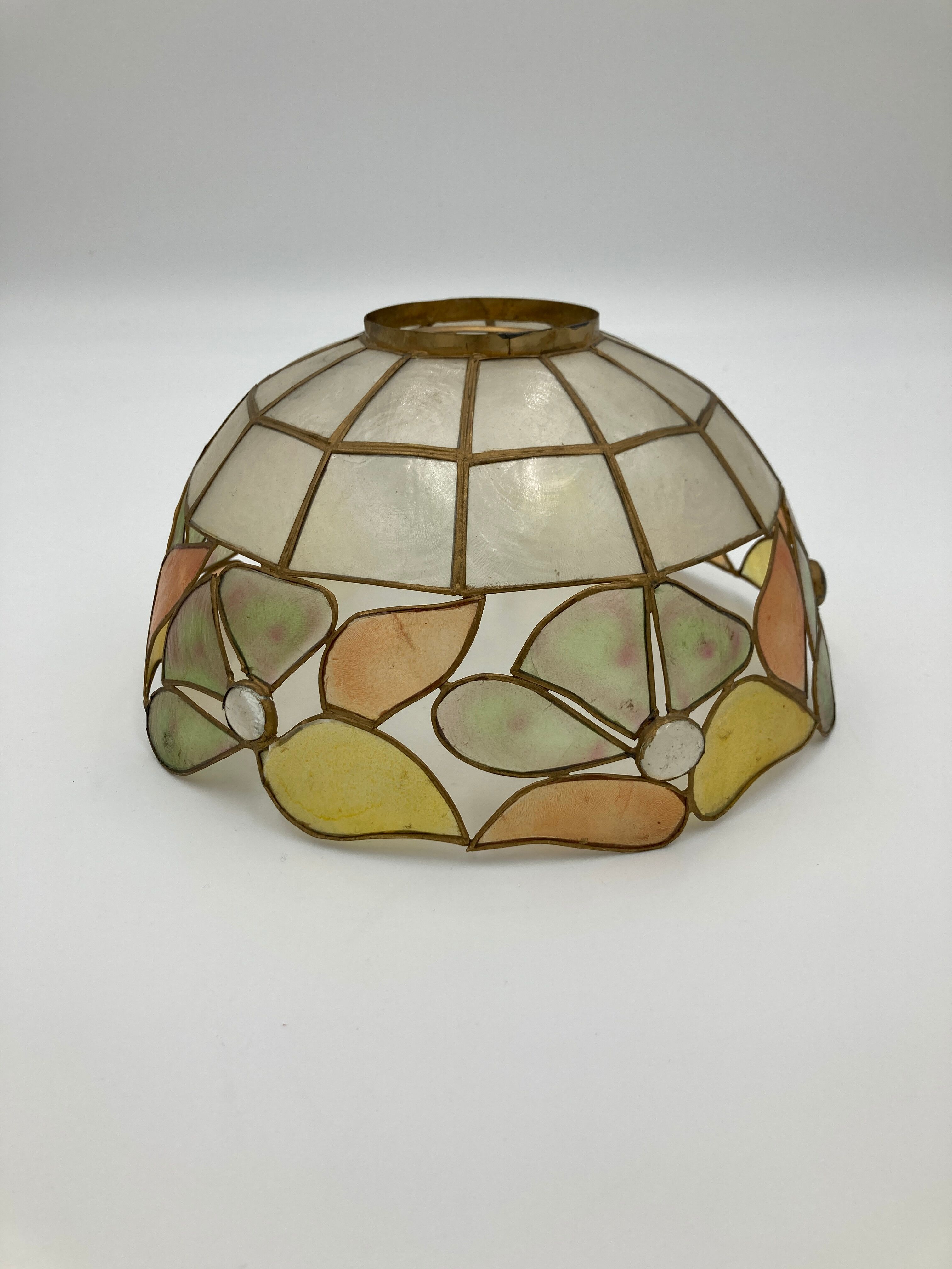 Suspension in mother-of-pearl flowers