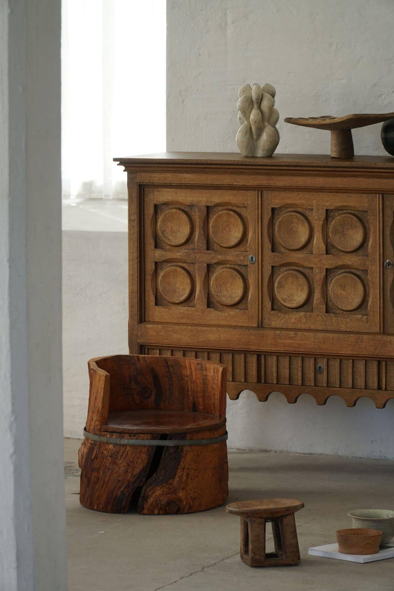 Primitive stump seat in pine, hand-carved, modern Swedish, Wabi Sabi, 1900s.