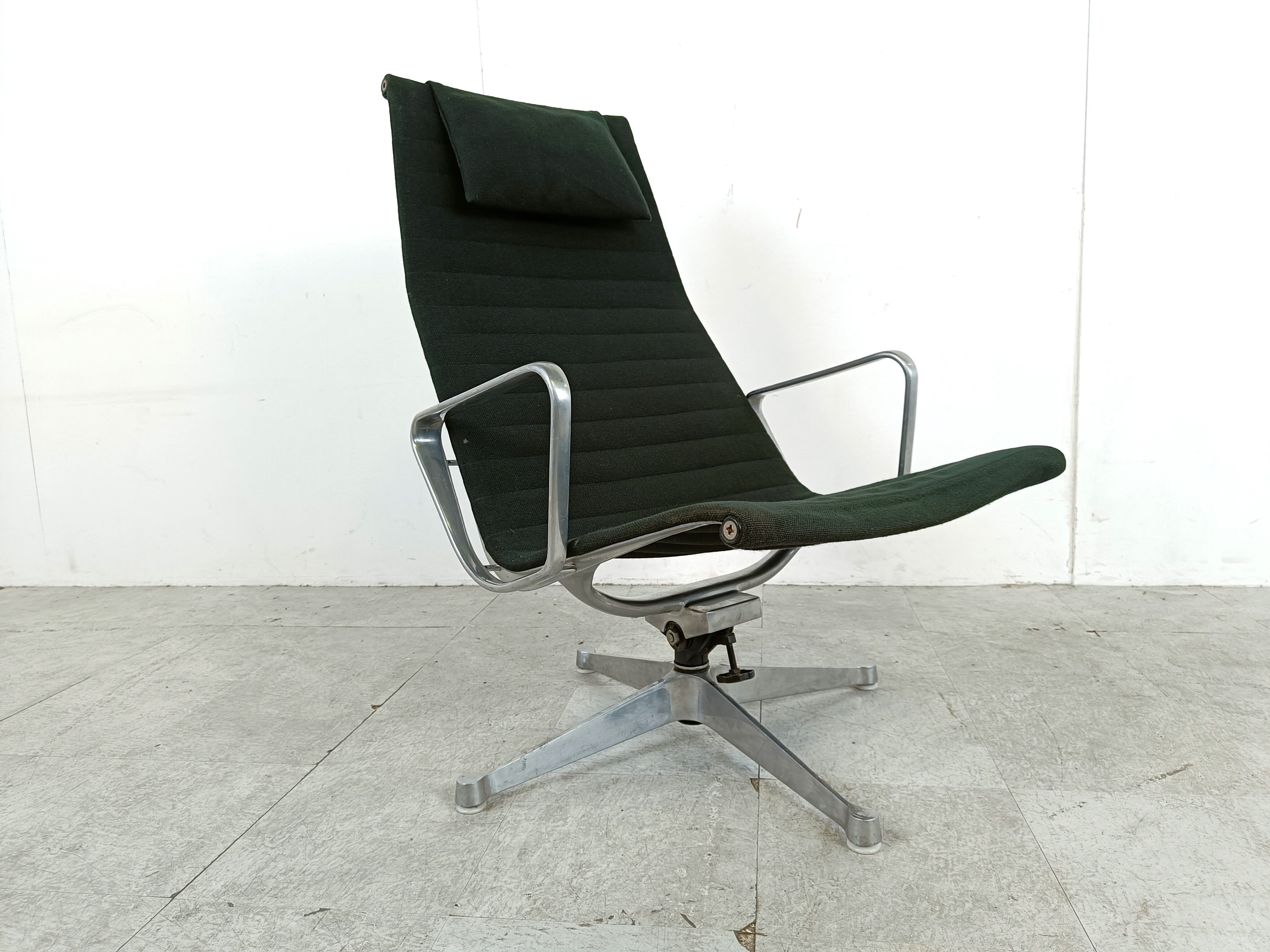 Fauteuil lounge Charles & Ray Eames EA124 en tissu noir, années 1970
