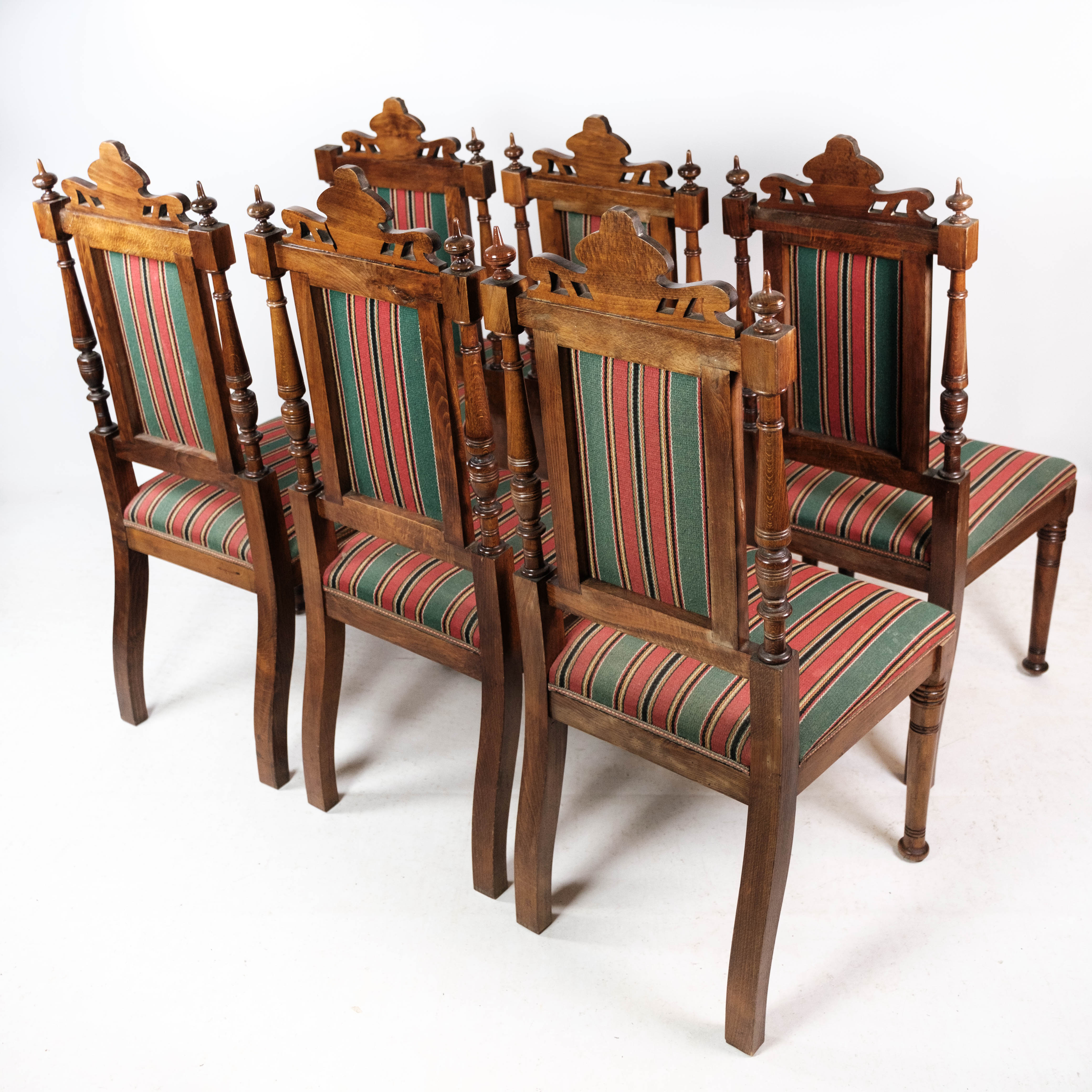 Ensemble de six chaises de salle à manger en chêne et rembourrées de tissu rayé, années 1920
