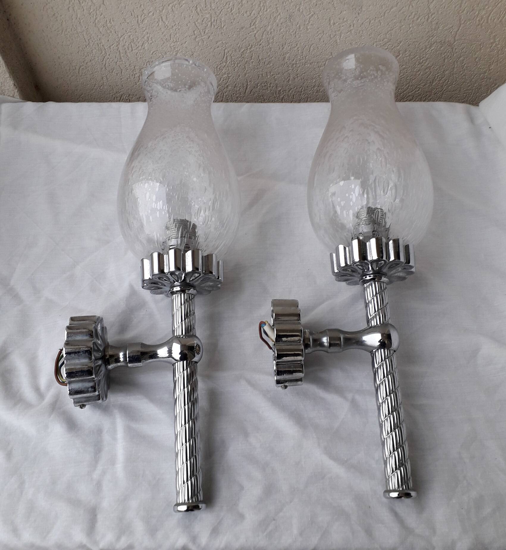 Paire d'appliques en métal chromé et verre bullé