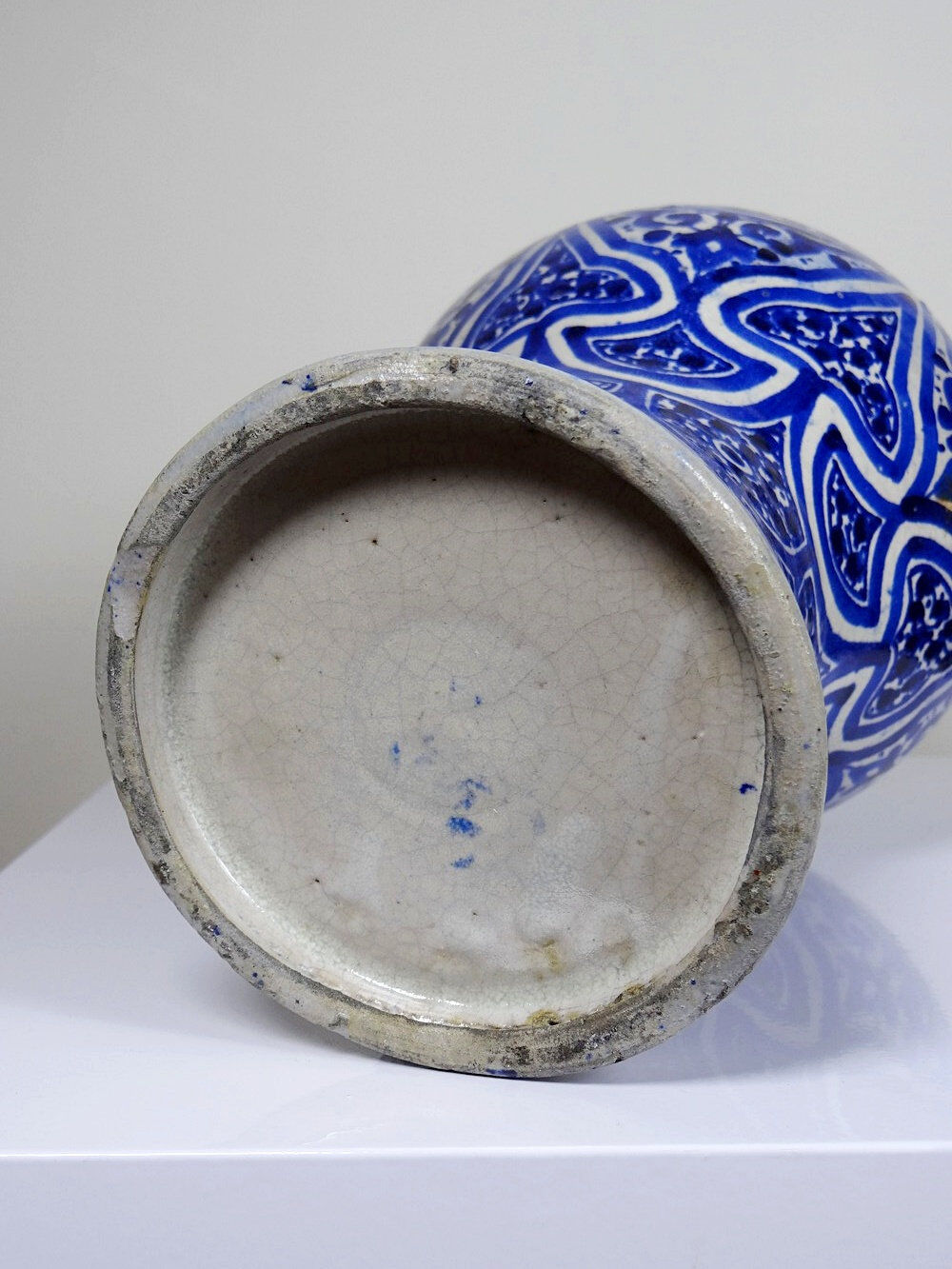 Large Moroccan vase/jar from Fès, handcrafted ceramic Khabia, 19th-20th century, cobalt.