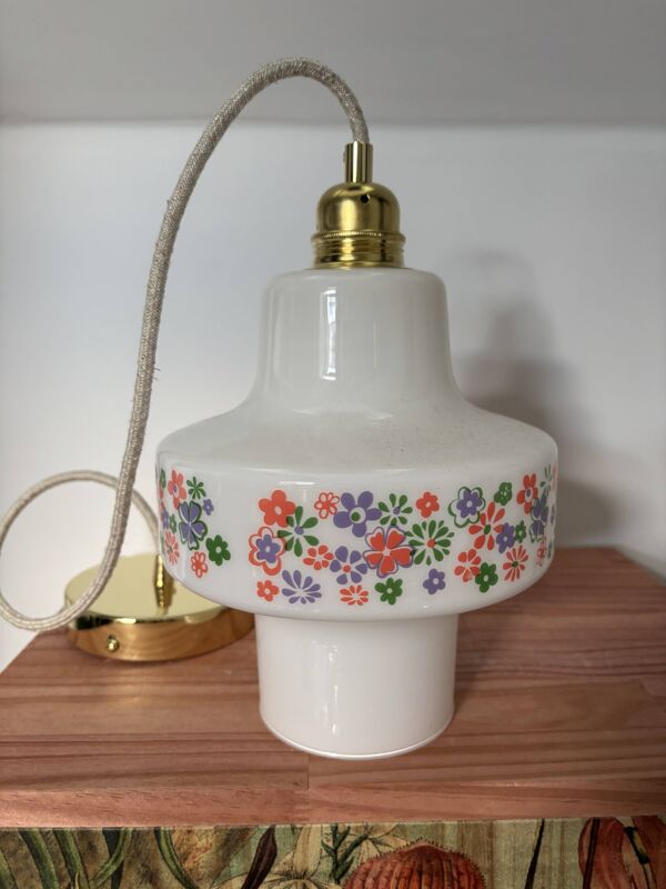 Suspension vintage en opaline fleurie