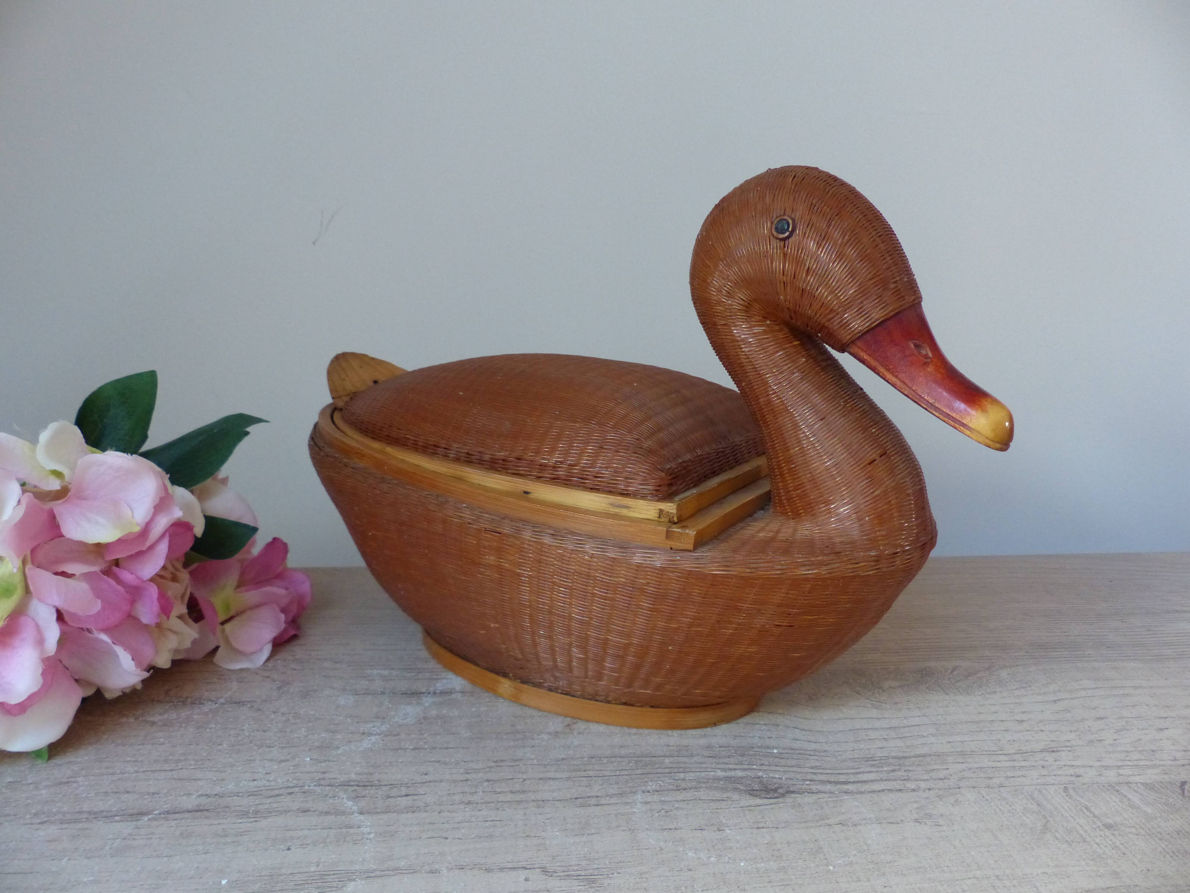 Vintage Chinese wicker duck – woven basket from the 1970s with a lid.