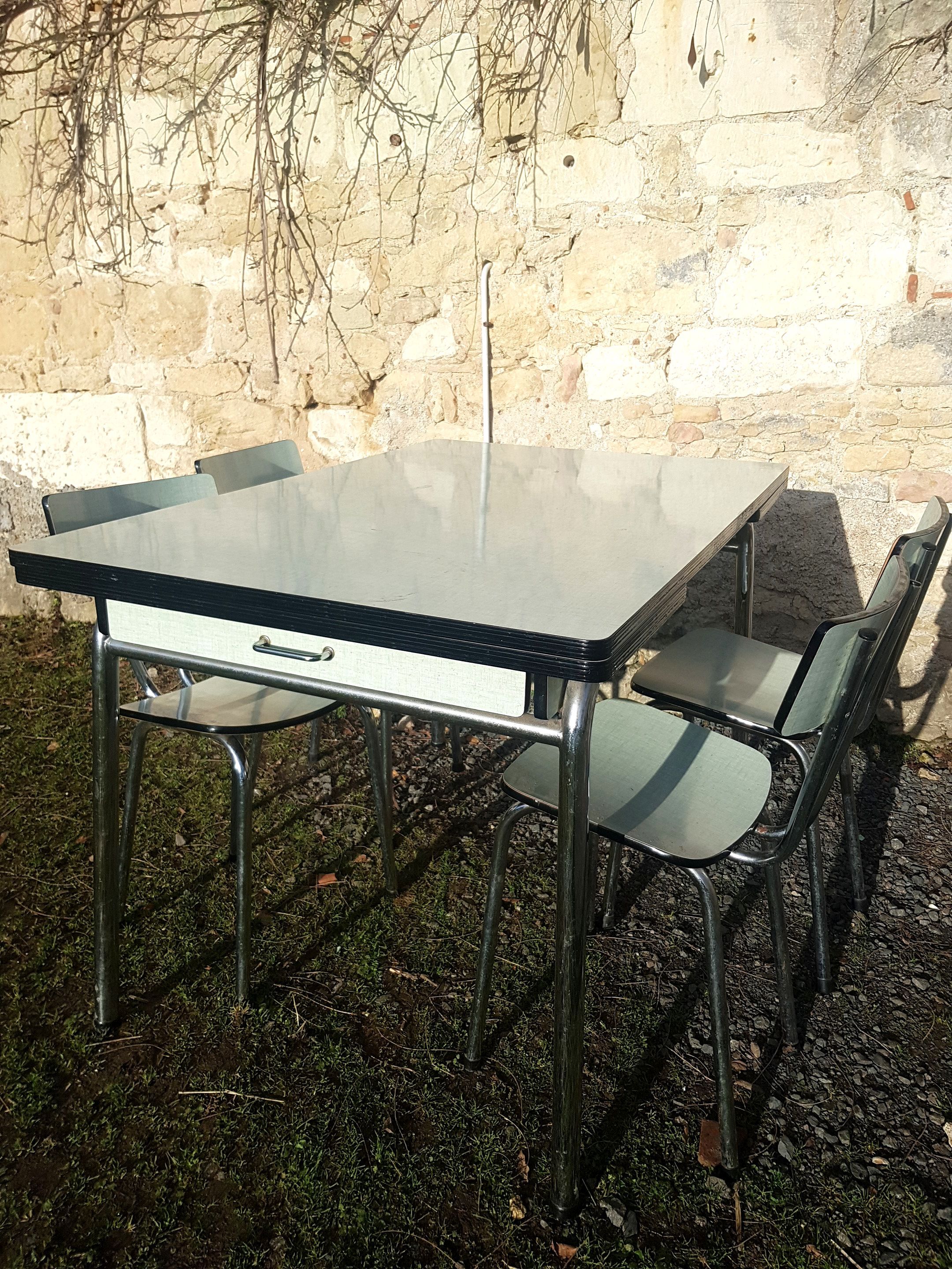 Table formica and its 4 chairs
