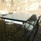 Table formica and its 4 chairs