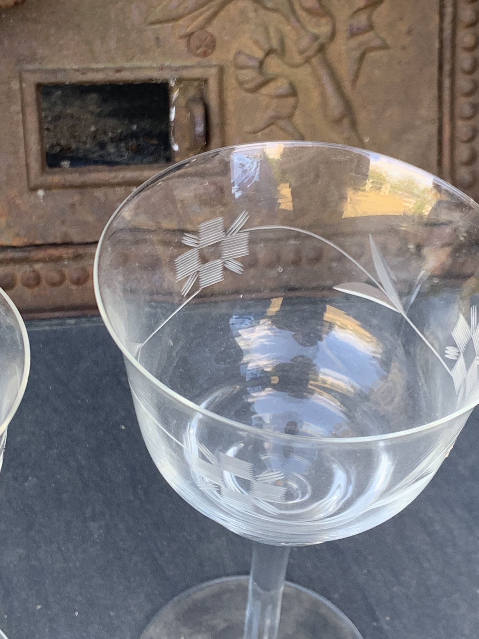 4 verres à vin art déco, motif floral ciselé, verre et cristal