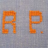 Torchon ancien métis brodé monogramme R P bleu liteaux oranges