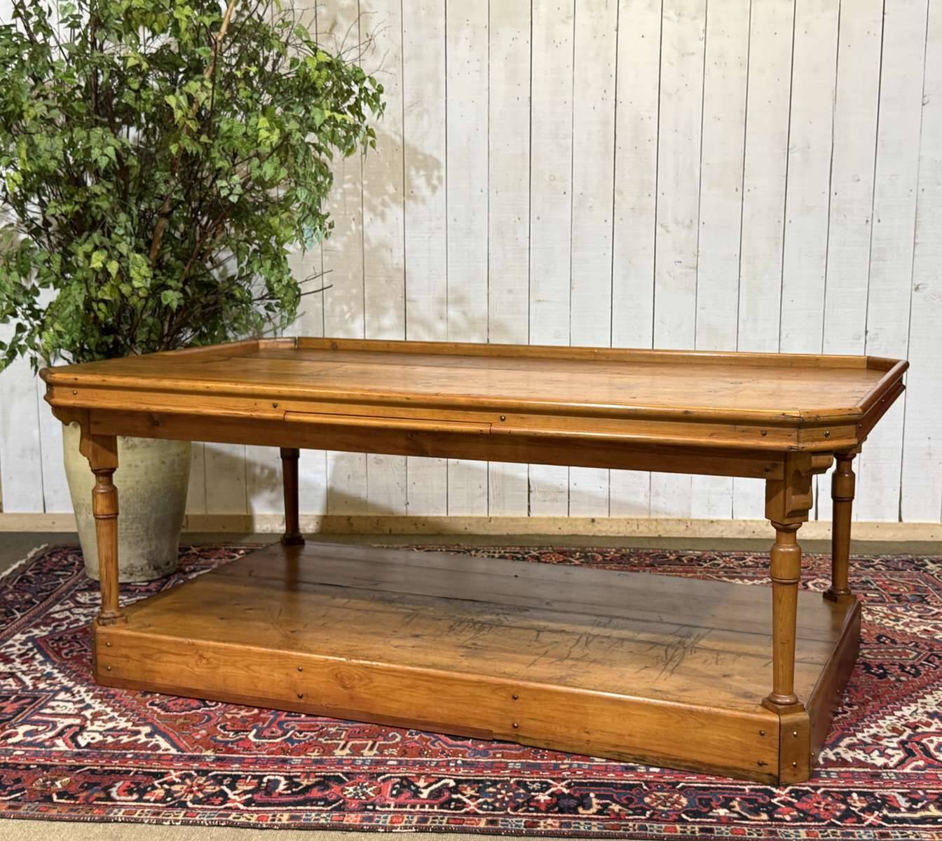 19th-century work table in English pine.