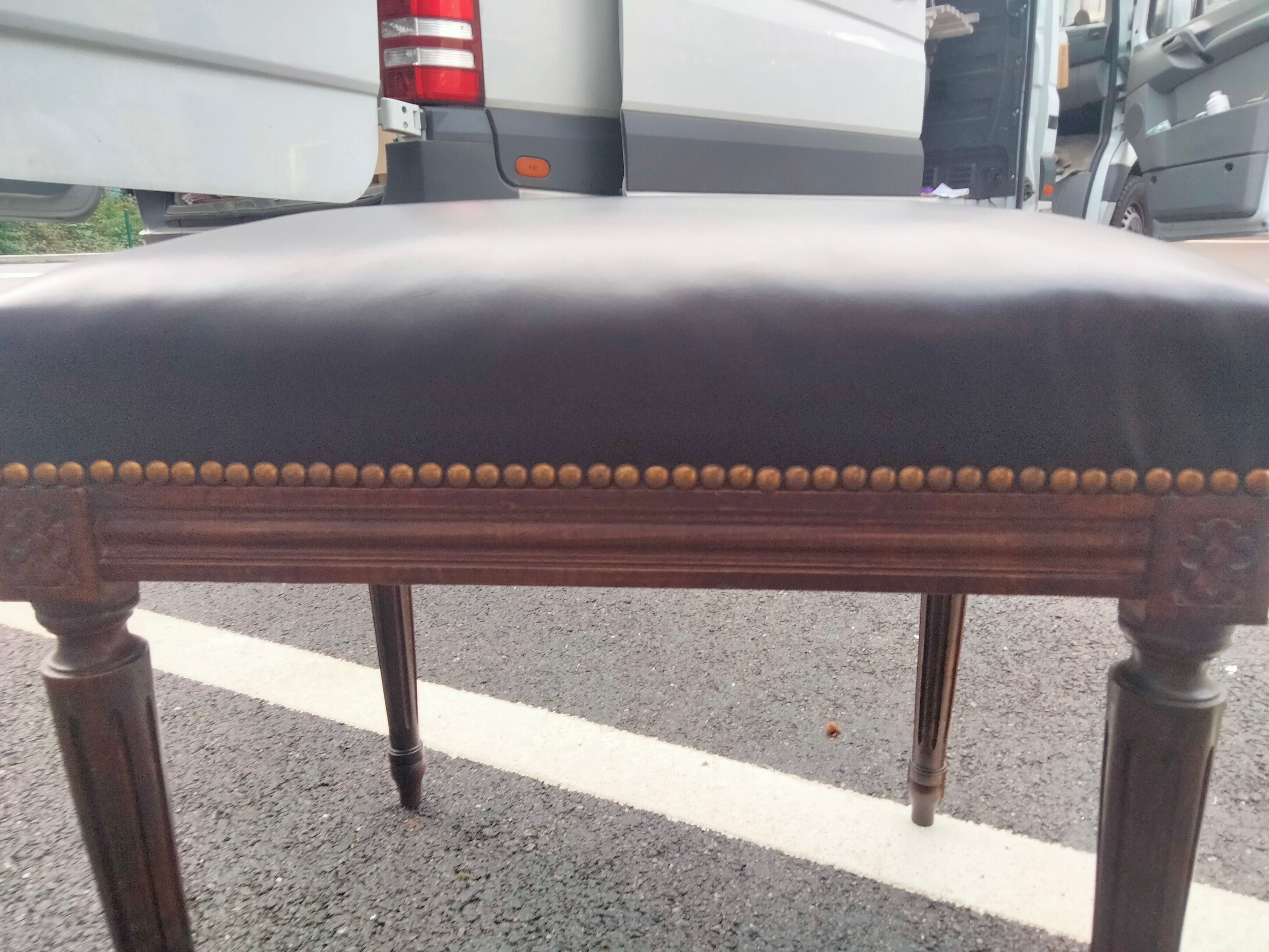 Tabouret repose pied ancien style Louis XVI dessus cuir