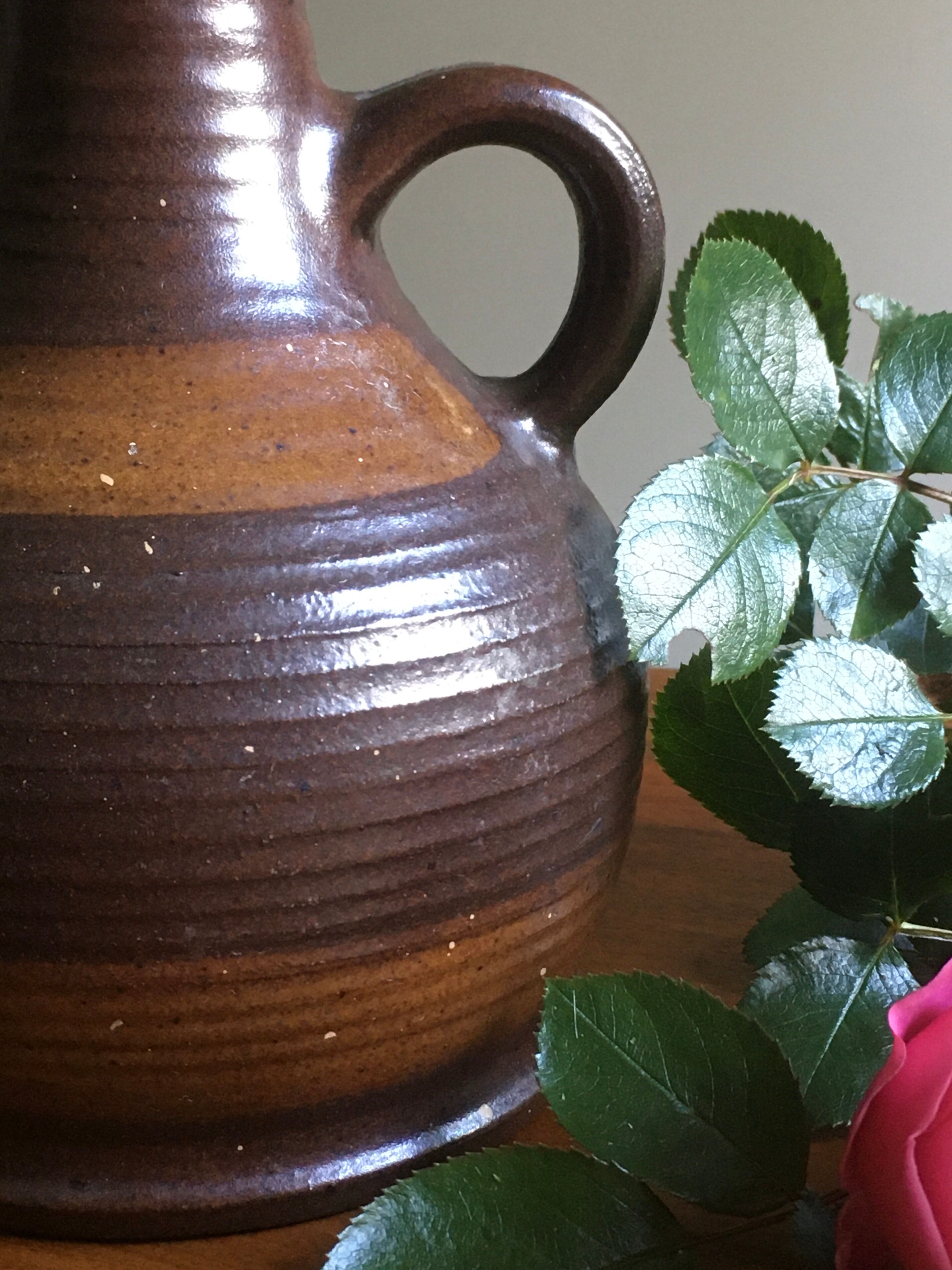 Marsh sandstone vase with handle