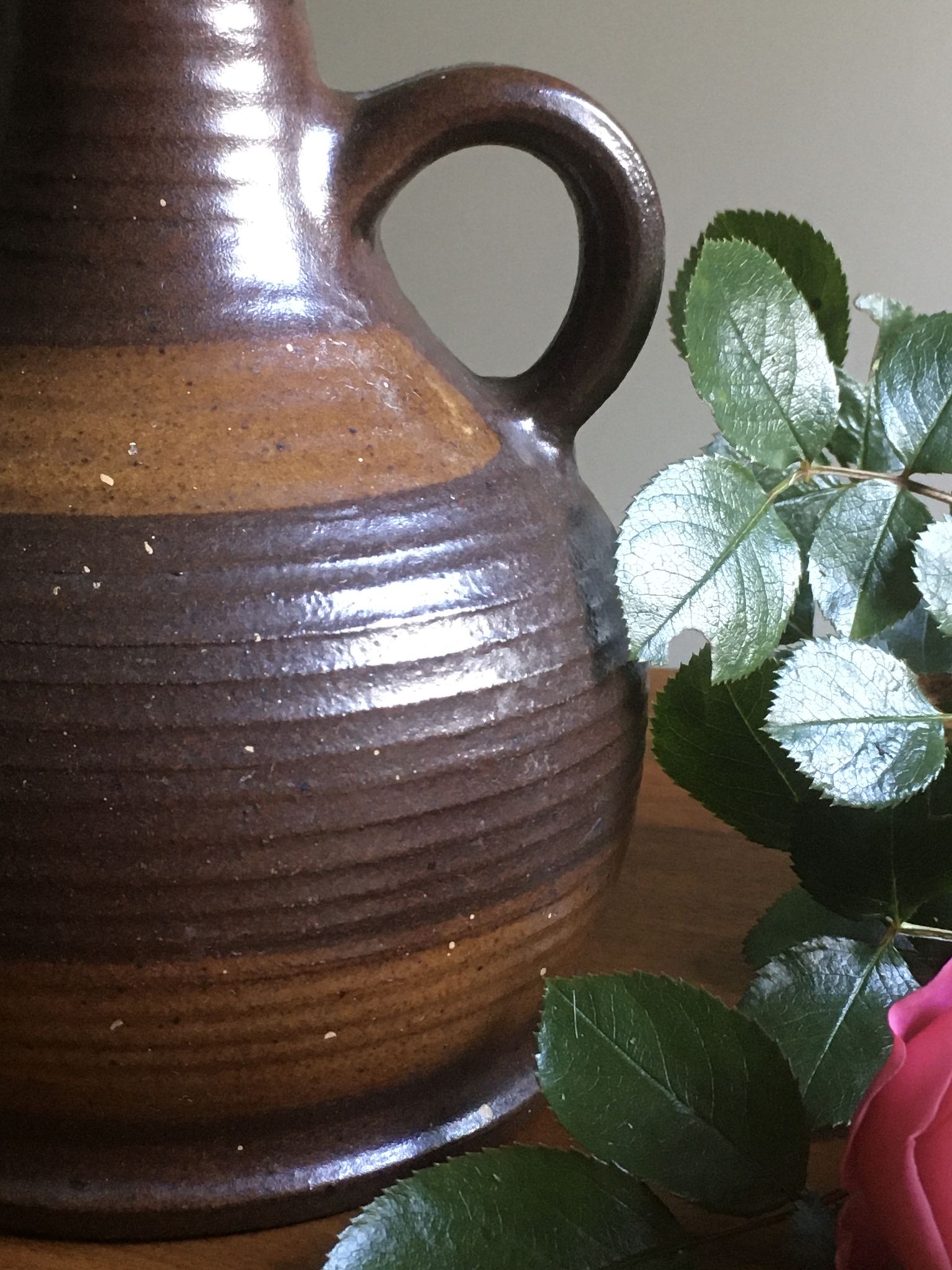 Marsh sandstone vase with handle