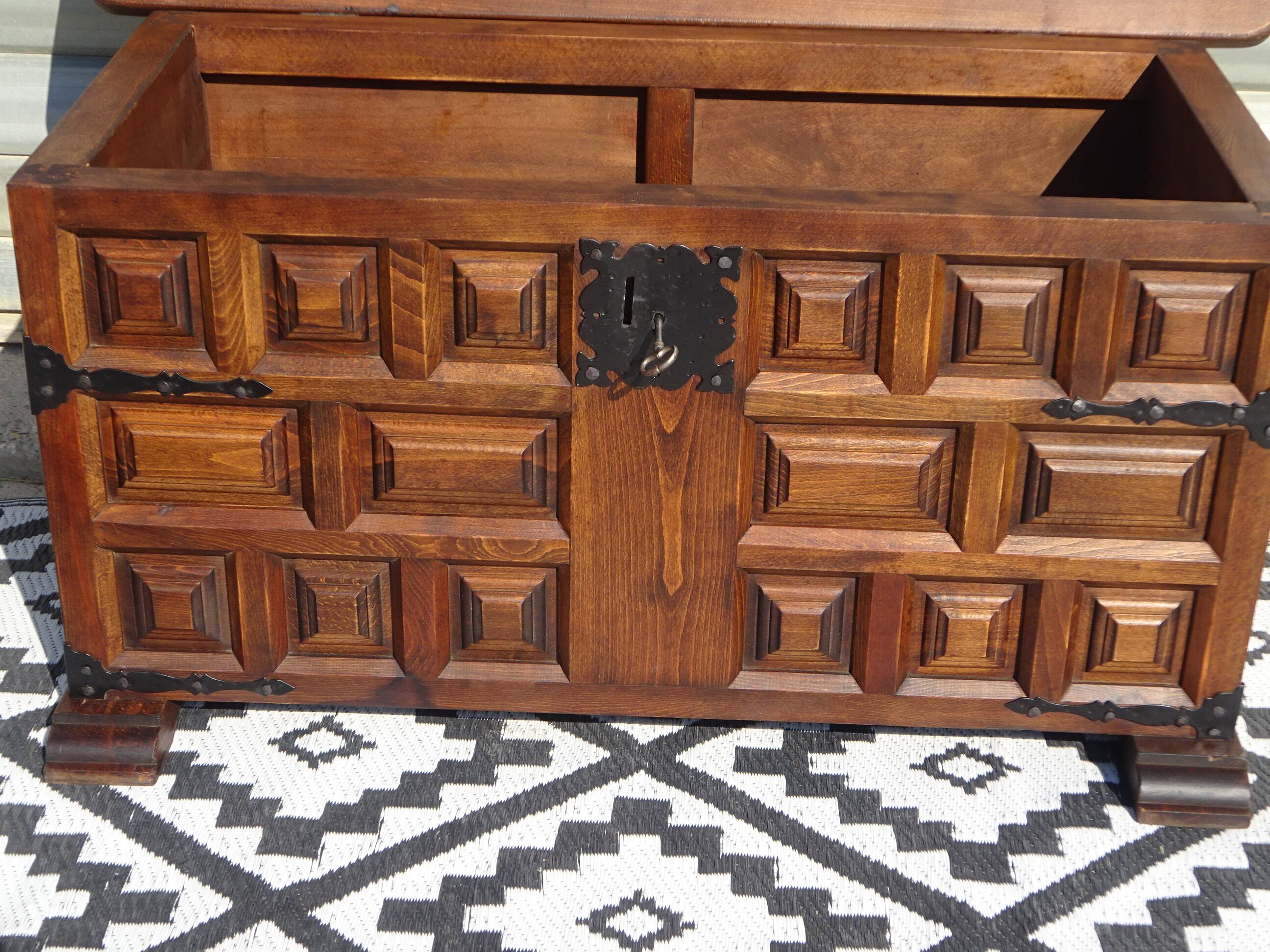 Tuscan chest in solid wood, Argudo Navarro, Spain