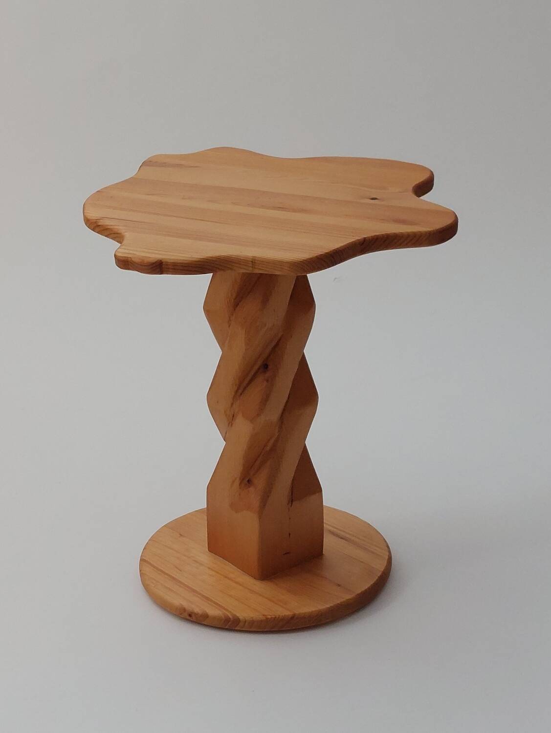 Table d'appoint en pin sculptée à la main, vintage et unique.