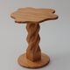Table d'appoint en pin sculptée à la main, vintage et unique.