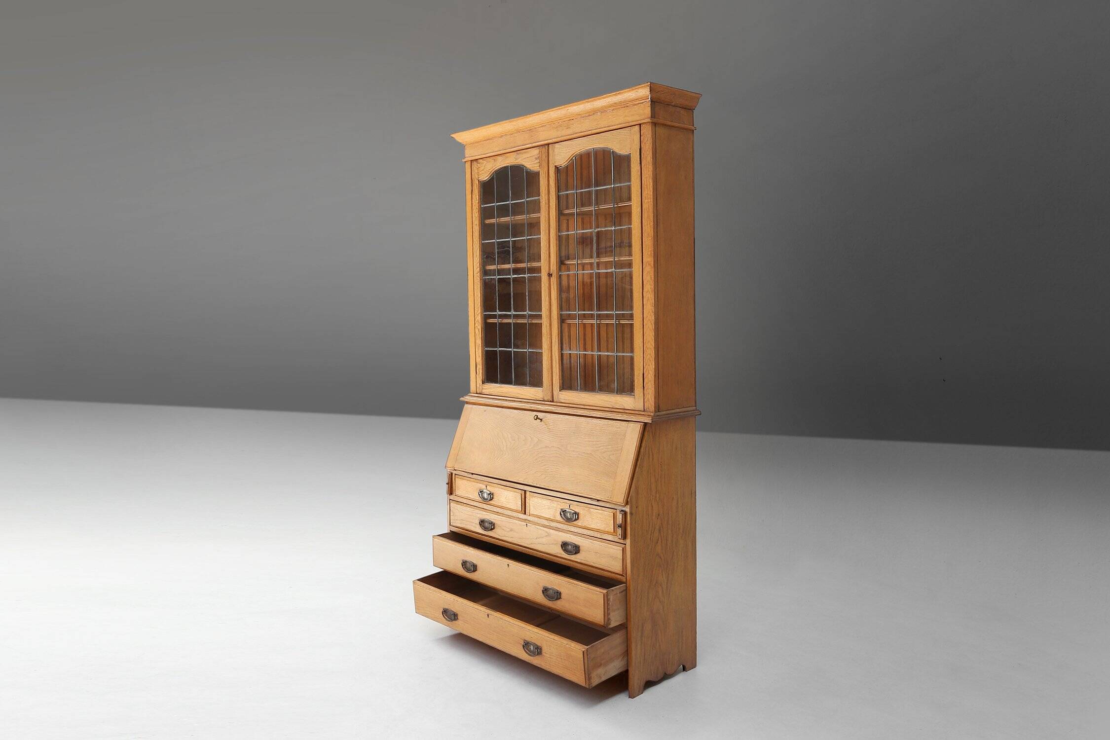 Secrétaire-bibliothèque de style Arts and Crafts anglais, vers 1910