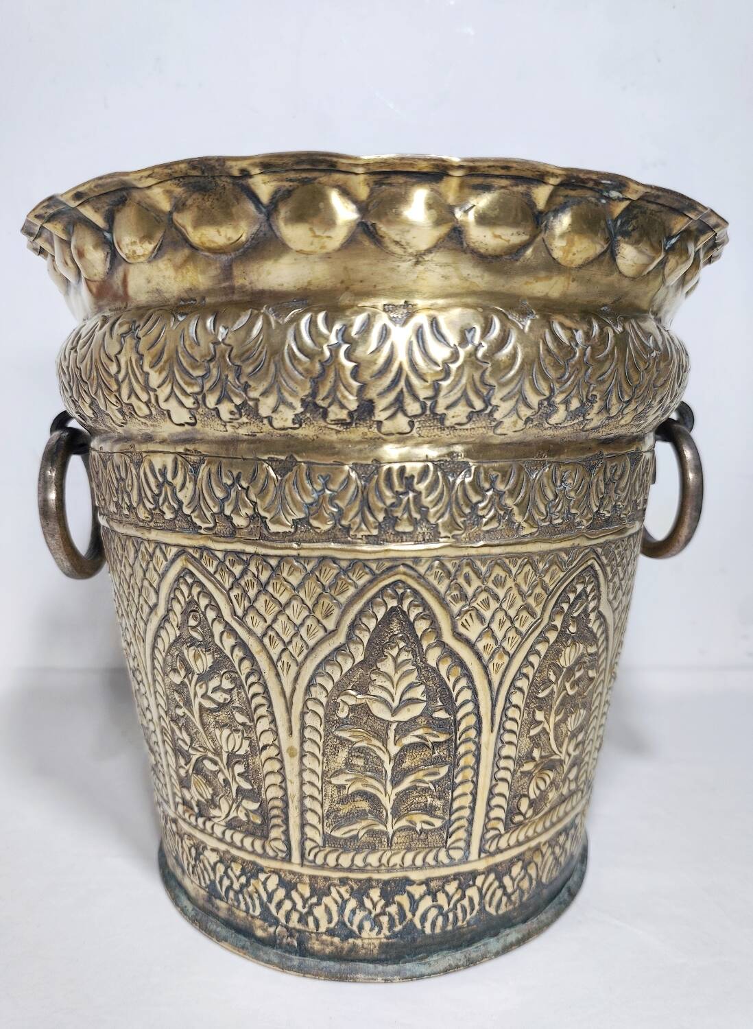 Macetero de bronce. España, 1980s.