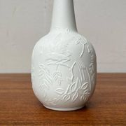 German white porcelain vase from the mid-century with bird motif by Kaiser, 1960s.