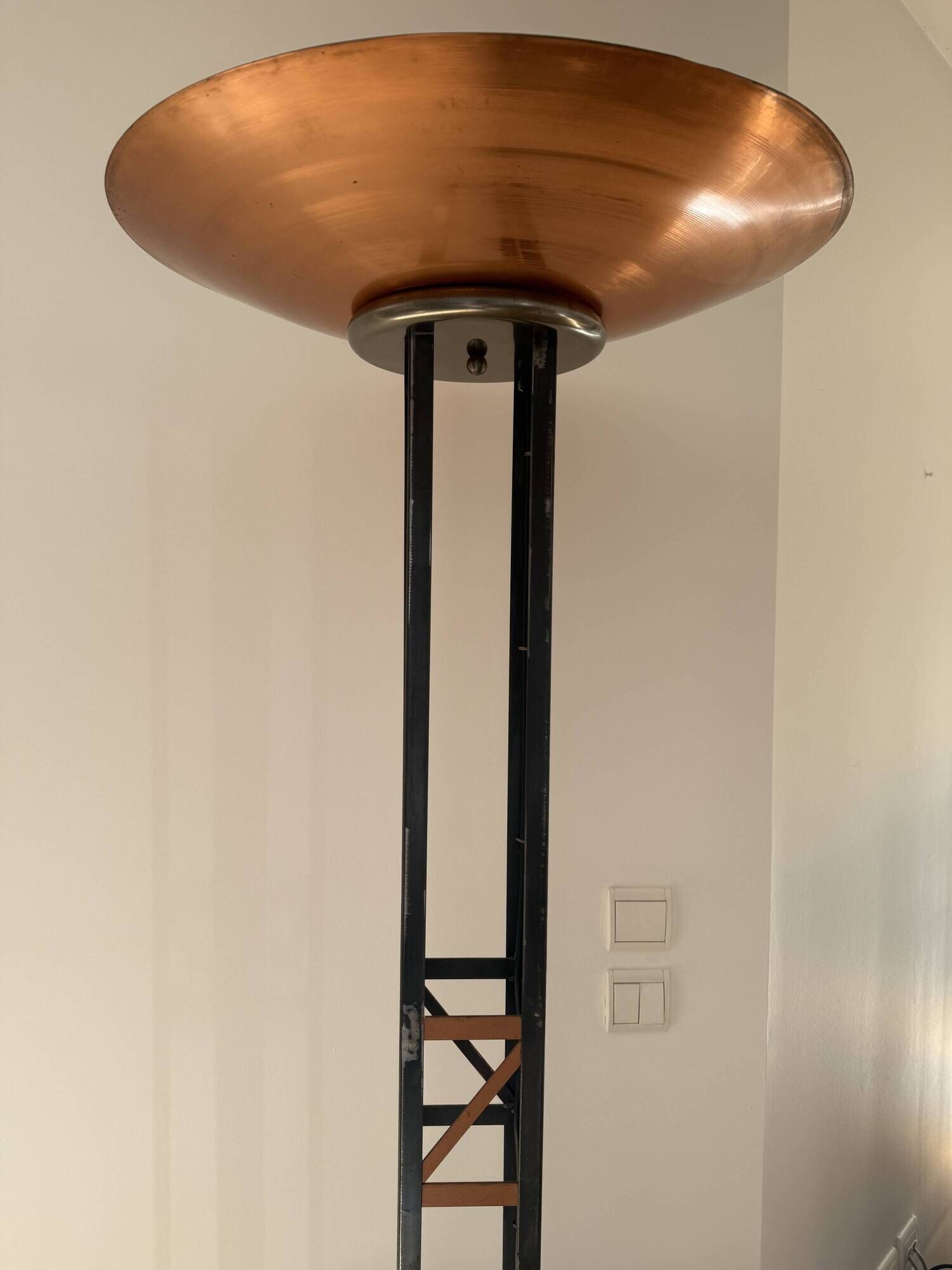 Lampadaire halogène vintage Elleluce – vasque cuivre & structure acier