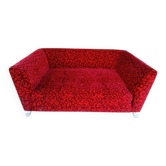 Canapé trois places en tissu rouge avec motif de roses de Bretz