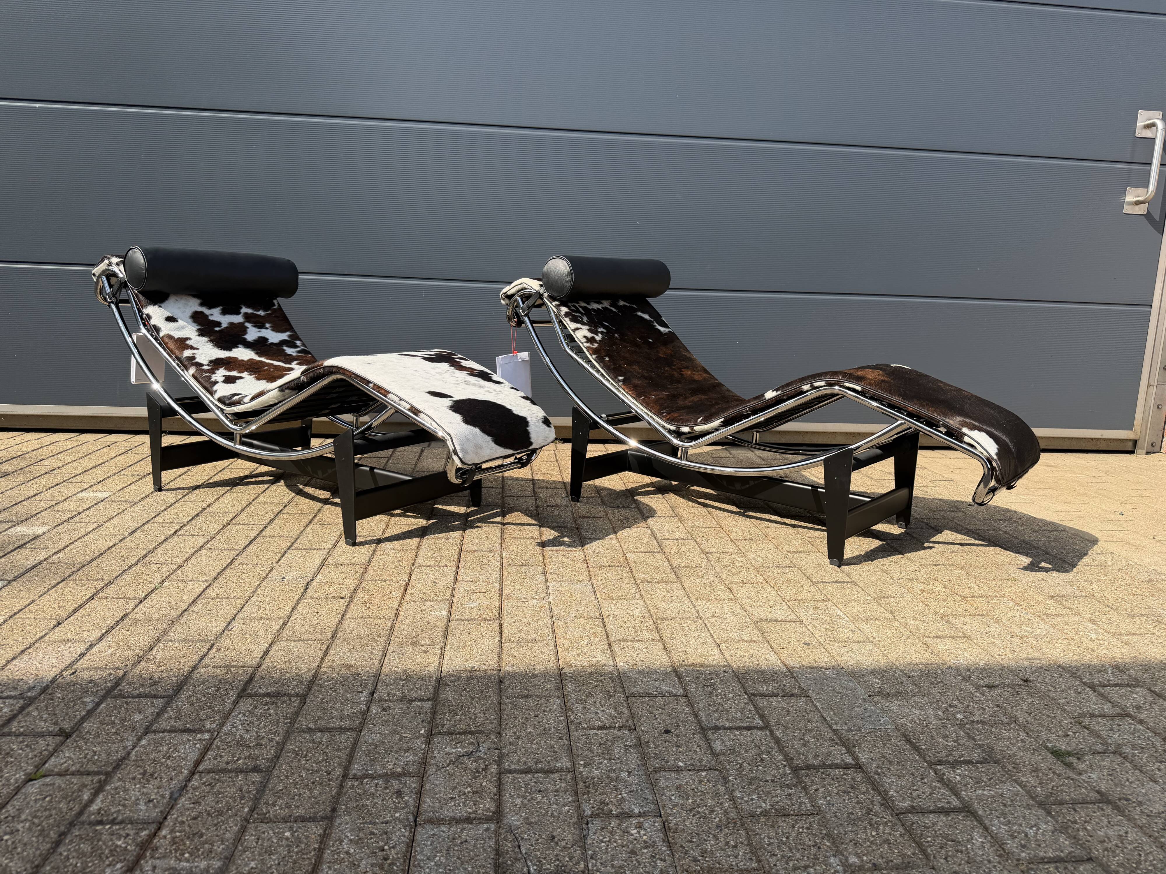 Cassina LC4 Le Corbusier original (signed) in cowhide, in new condition.