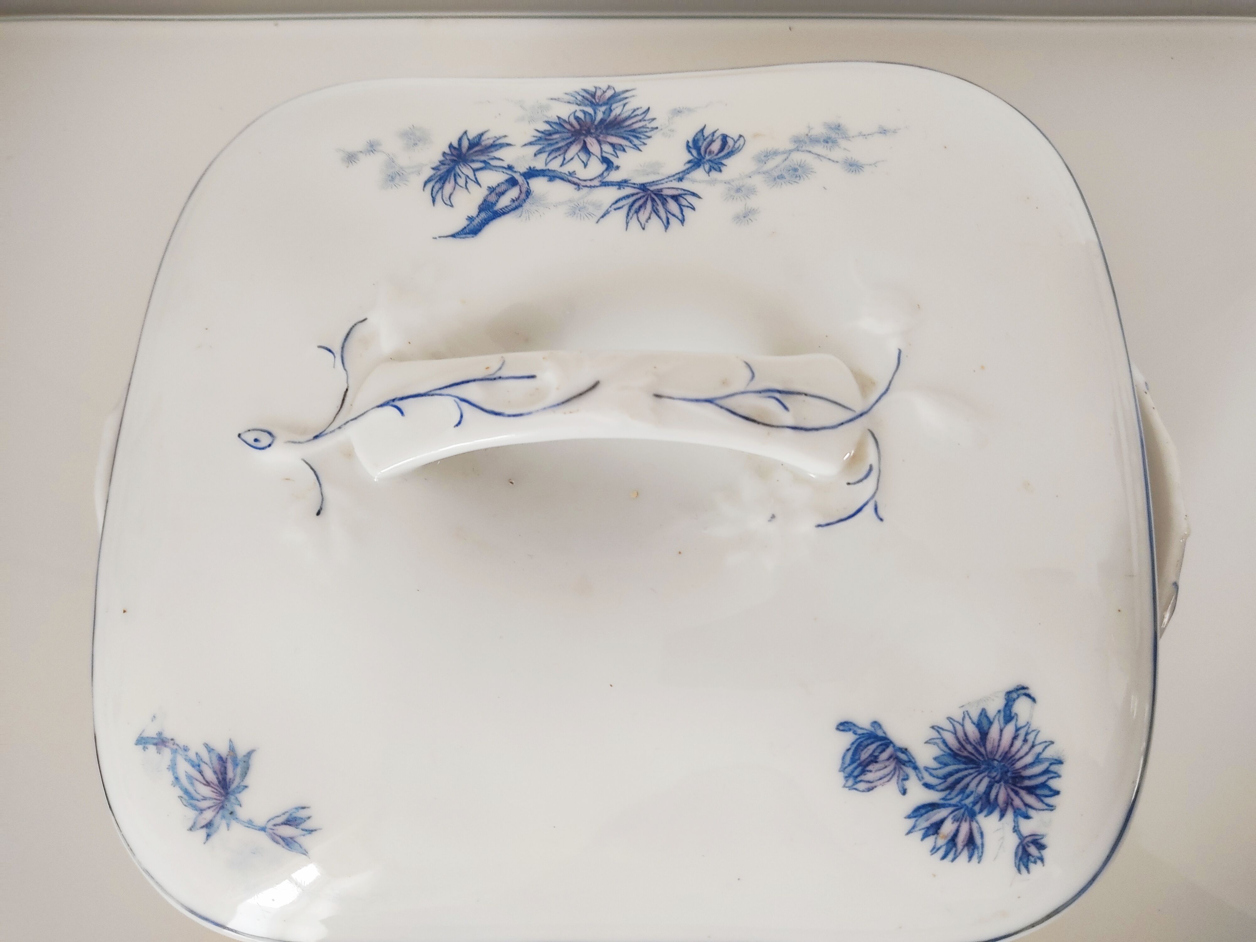 Dish with porcelain lid decoration blue flowers