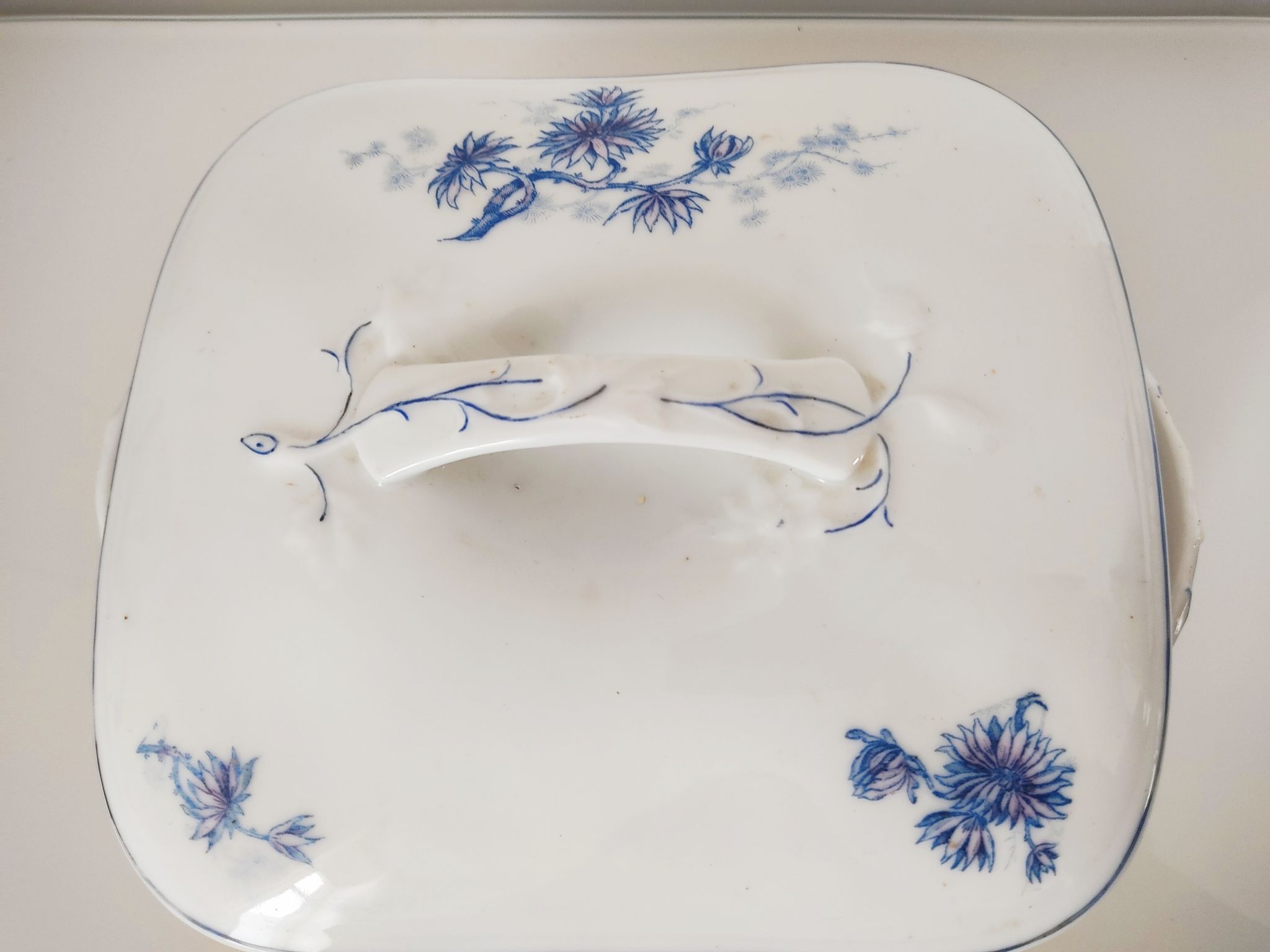 Dish with porcelain lid decoration blue flowers