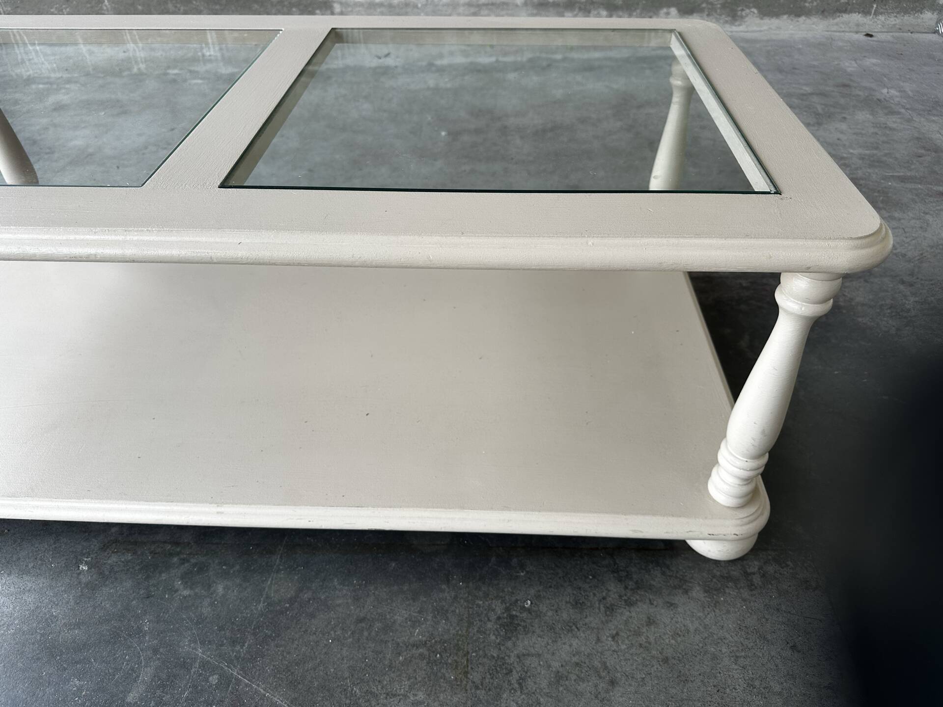 Table basse vintage crème rosé à double plateau et verre