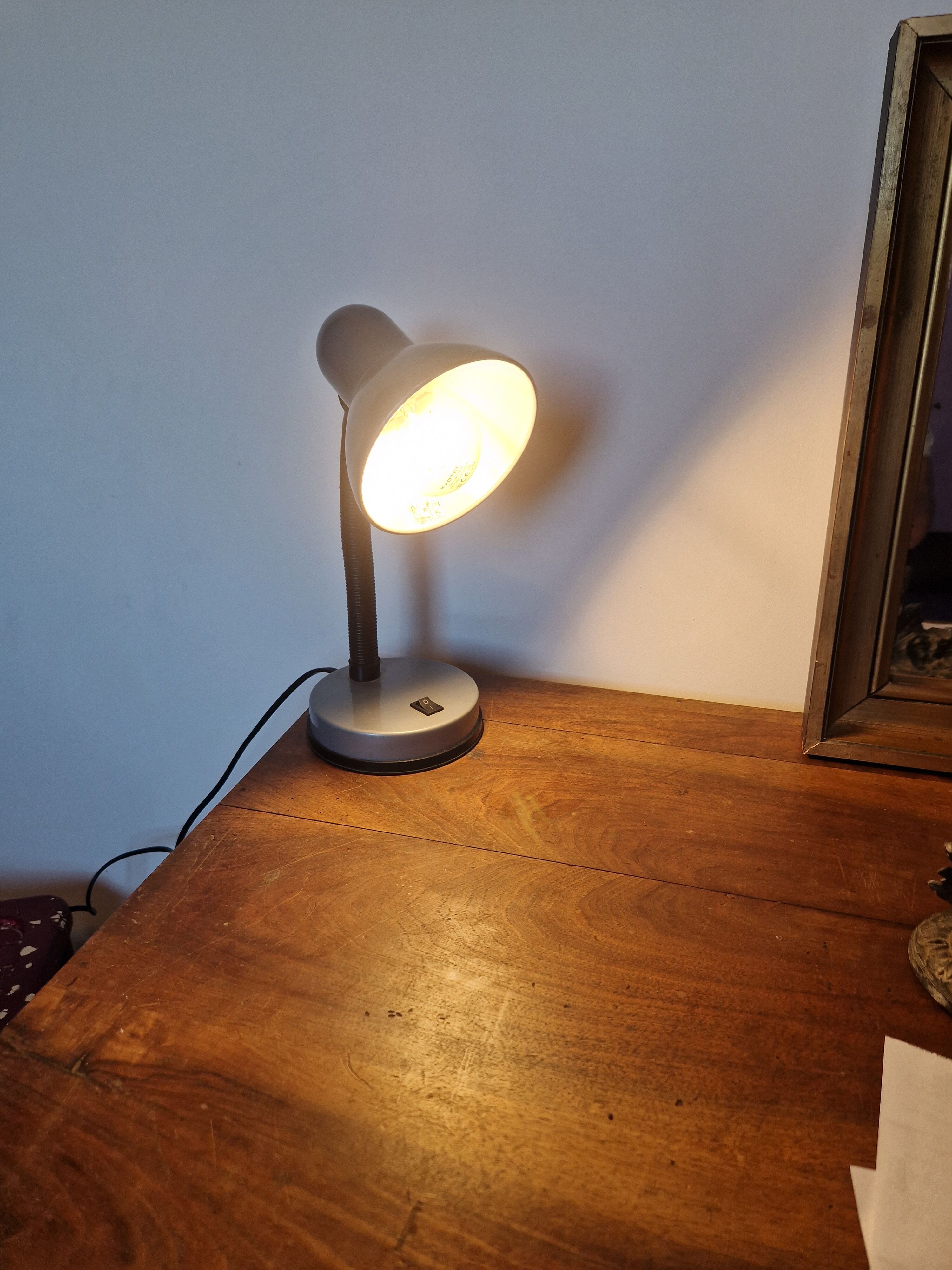 Lampe de bureau vintage grise par Seylumière
