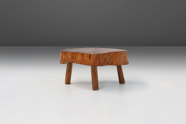 Table d'appoint basse rustique en bois, style tripode, en forme de tronc d'arbre, Belgique vers 1900