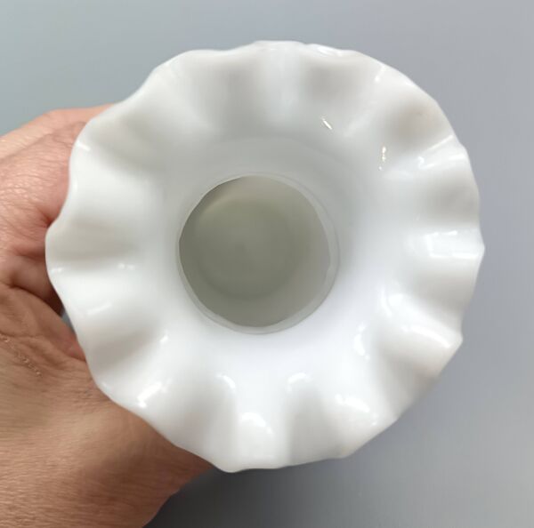 Paire vases anciens en opaline de foire blanche de petite taille, vintage, français
