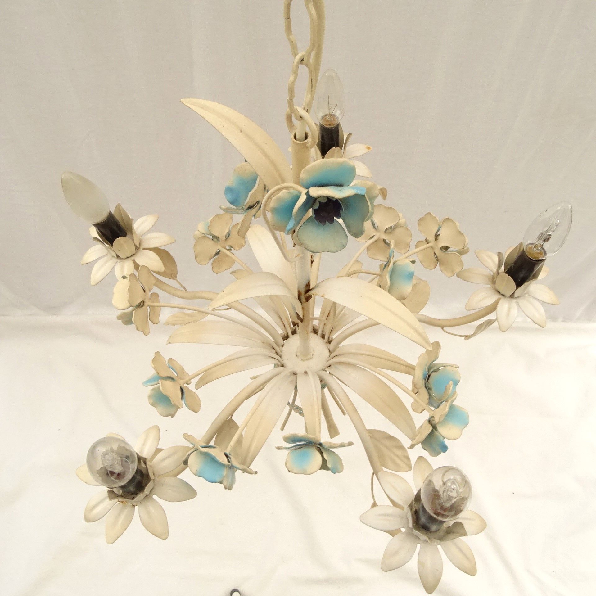 Vintage chandelier bouquet of blue flowers 5 candles in painted sheet metal.
