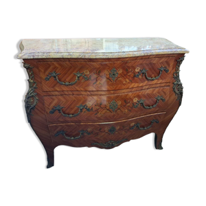 Commode galbée de style - trois