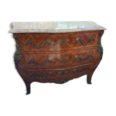 Commode galbée de style Louis XV en marquéterie ouvrant par trois tiroirs
