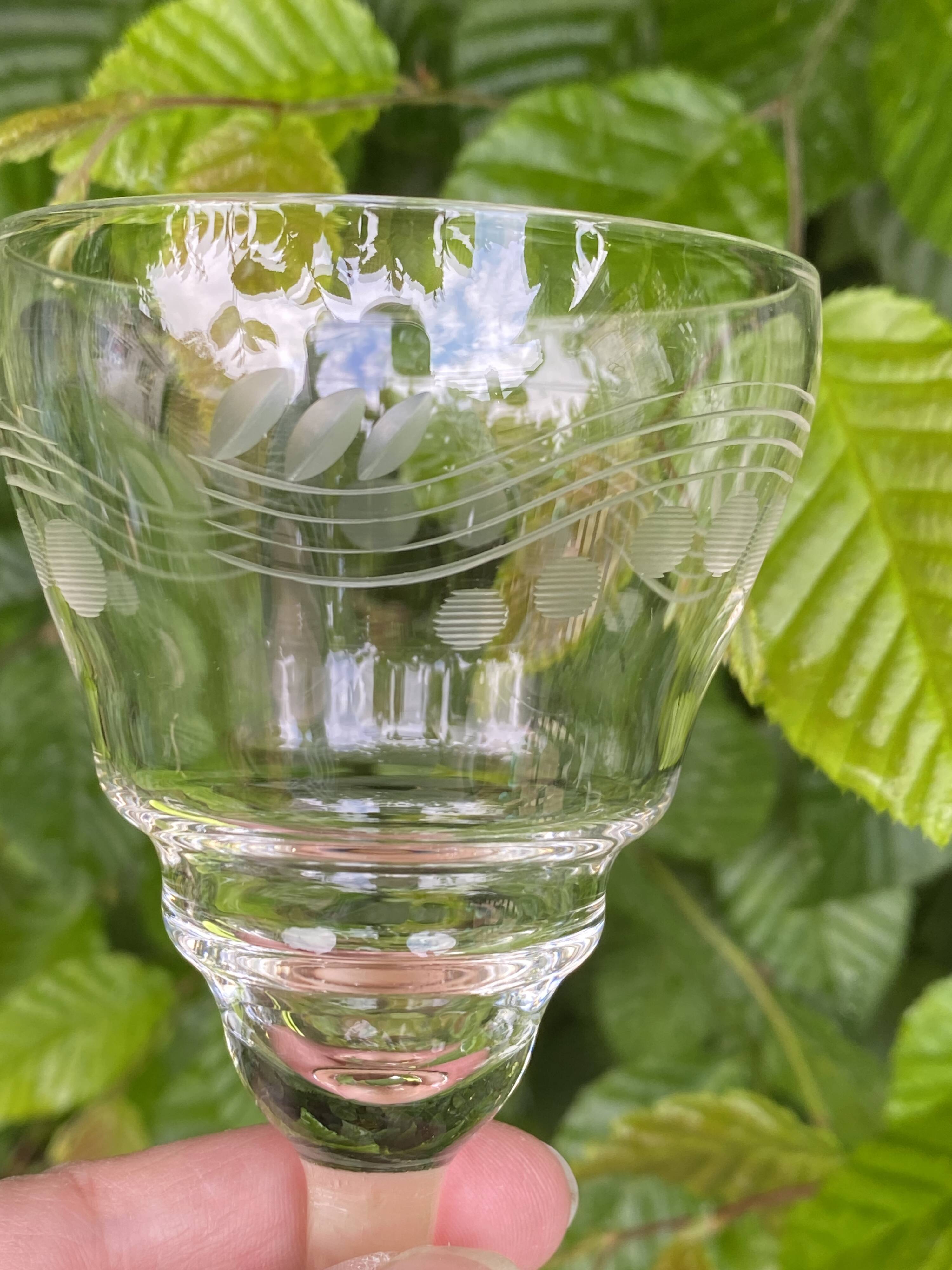 Set of 4 wine glasses on short stem