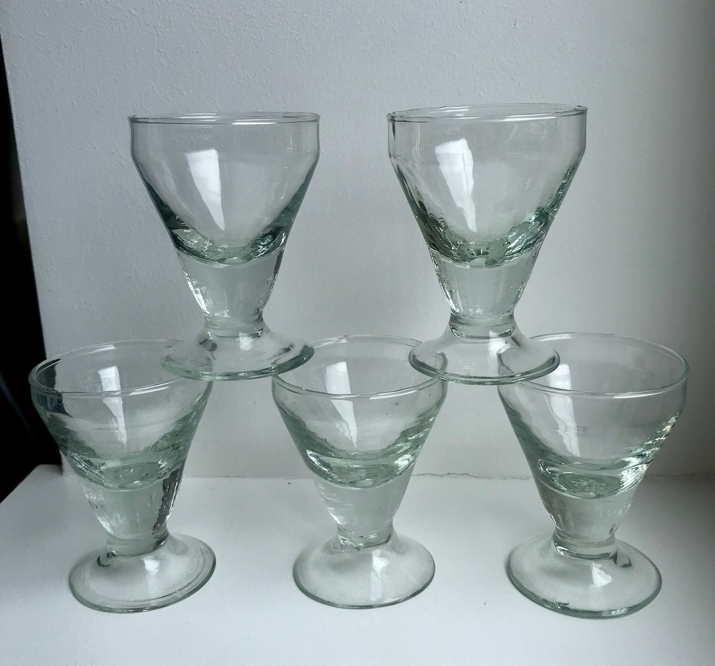 Set of 5 white wine glasses in molded glass and thick bottom 20s