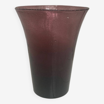 Glass handblown vase / Vase en verre soufflé violet