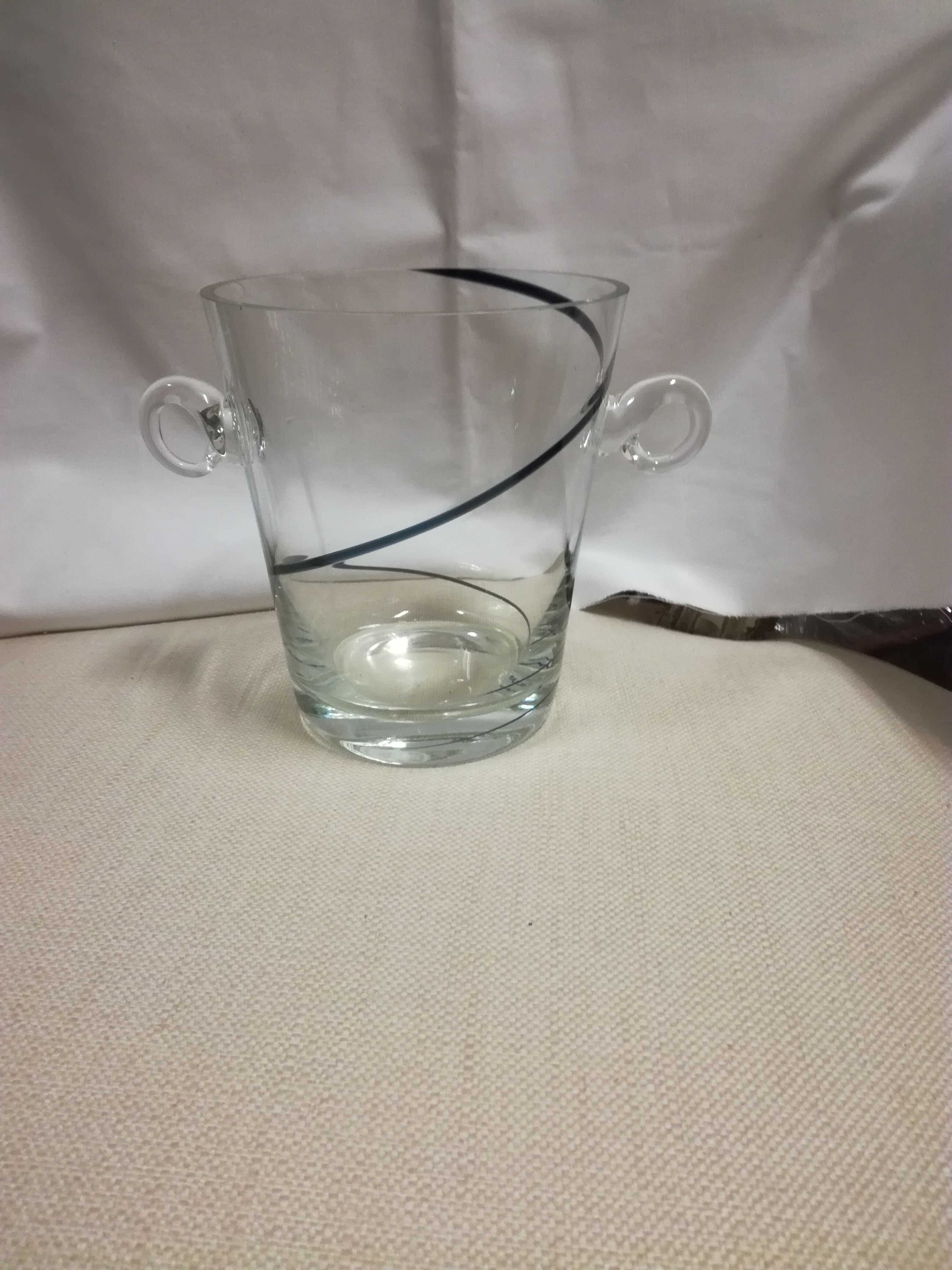 Translucent ice bucket