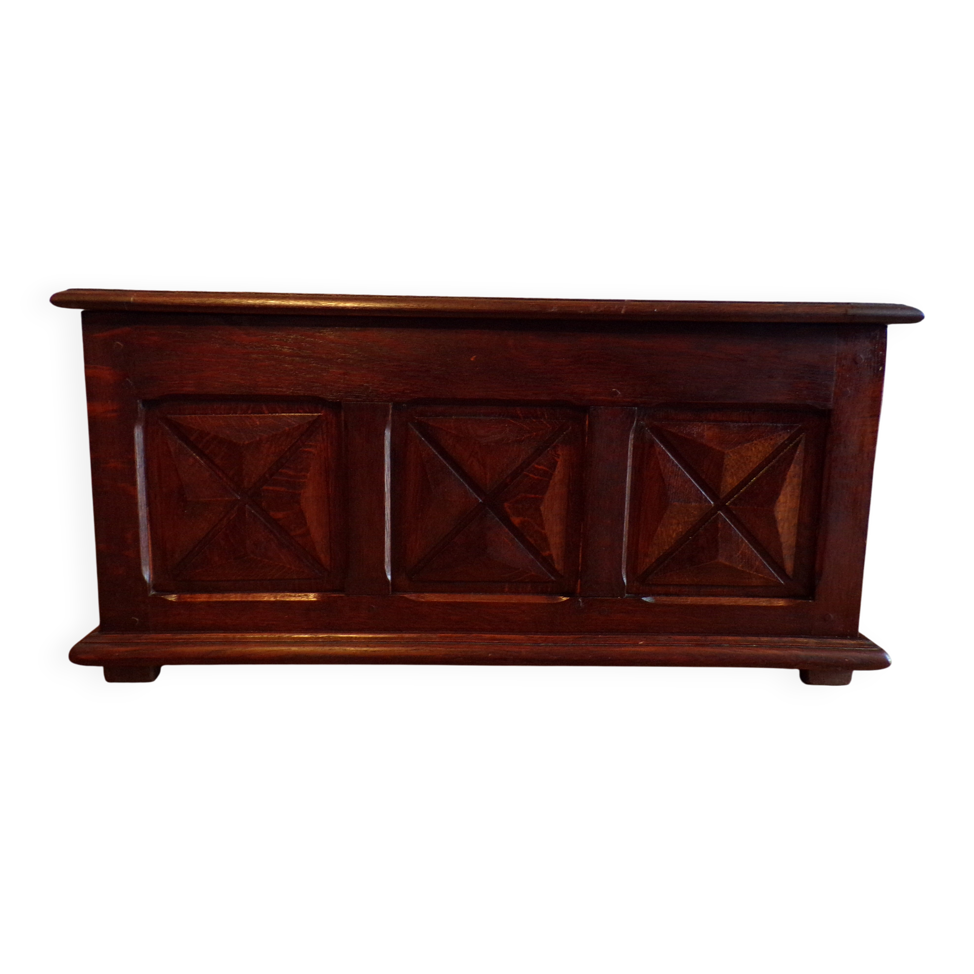 Neo-Basque style chest