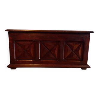 Neo-Basque style chest