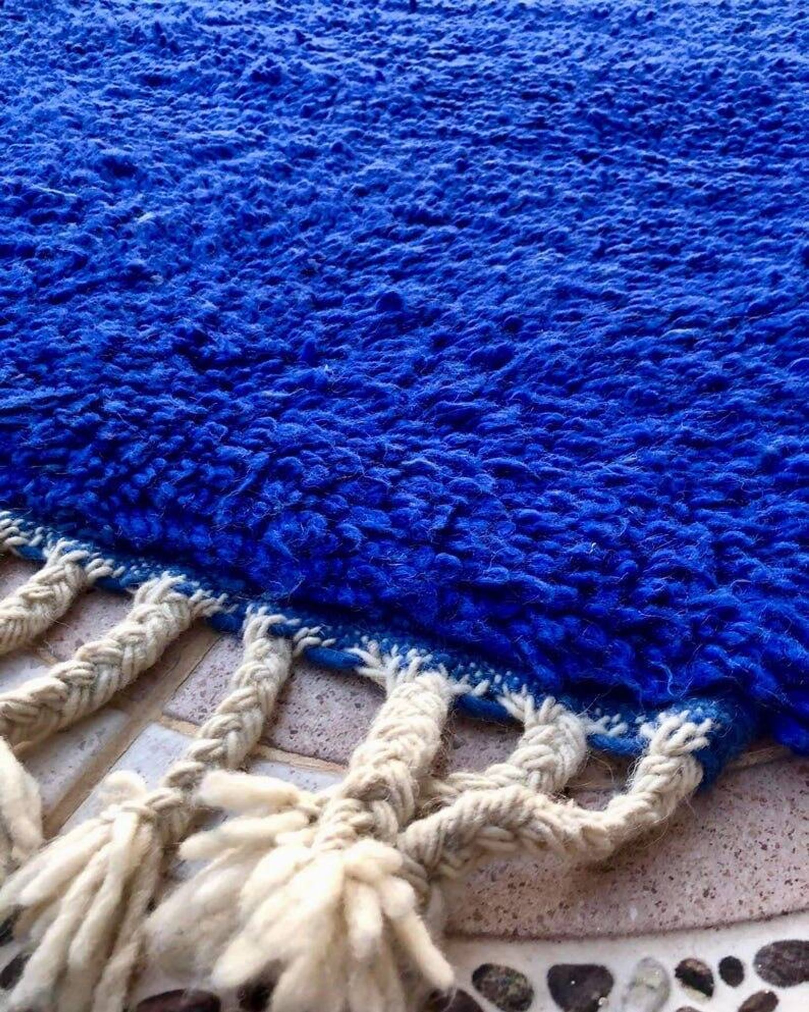 Tapis en laine pure bleu majorelle taille 150 x 250 cm