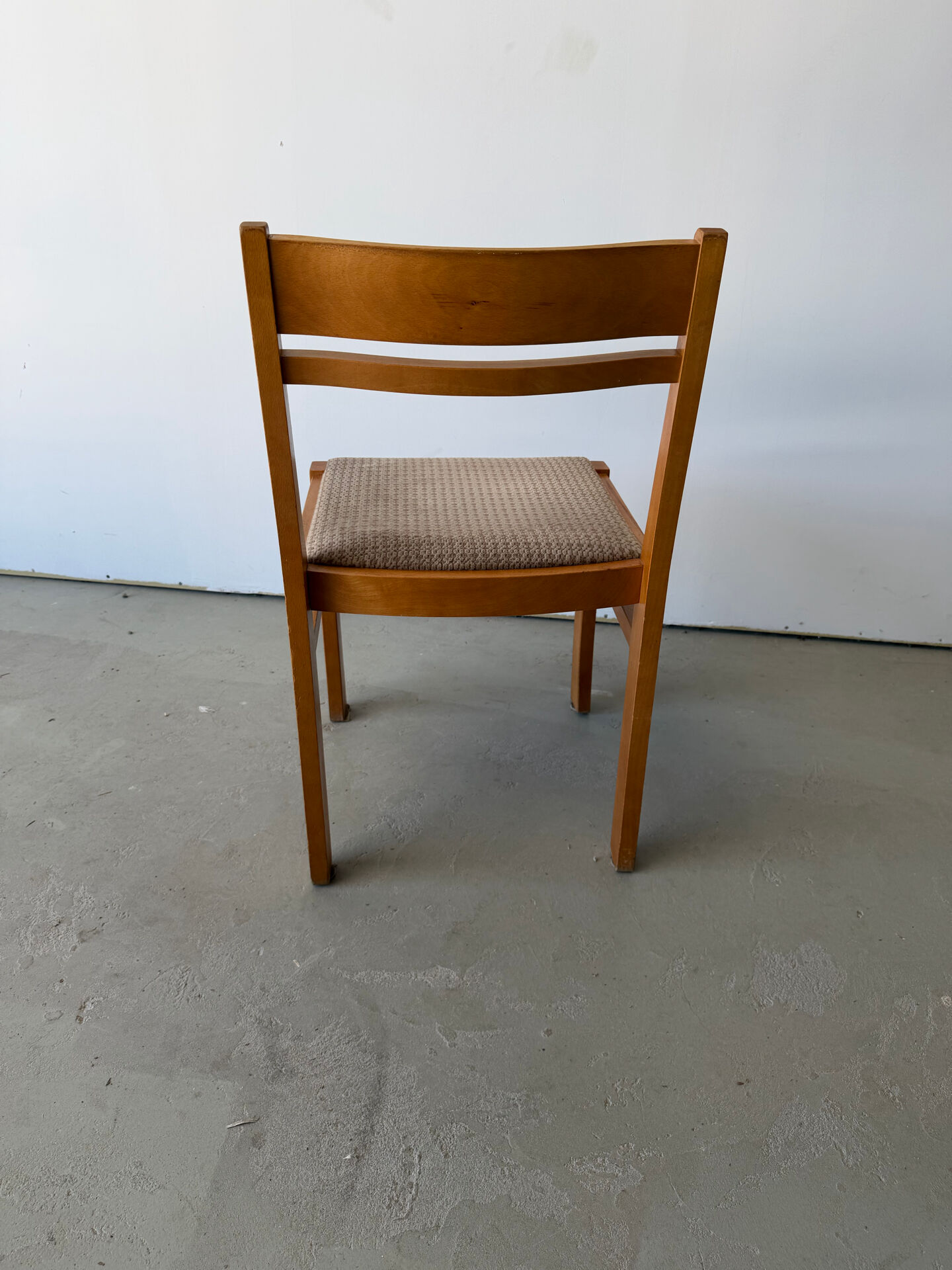Série de 5 chaises design en orme massif vintage des années 80