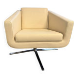 Fauteuil Pavo en cuir crème avec cadre en chrome de FSM, années 2000.