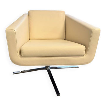 Fauteuil Pavo en cuir crème avec cadre en chrome de FSM, années 2000.