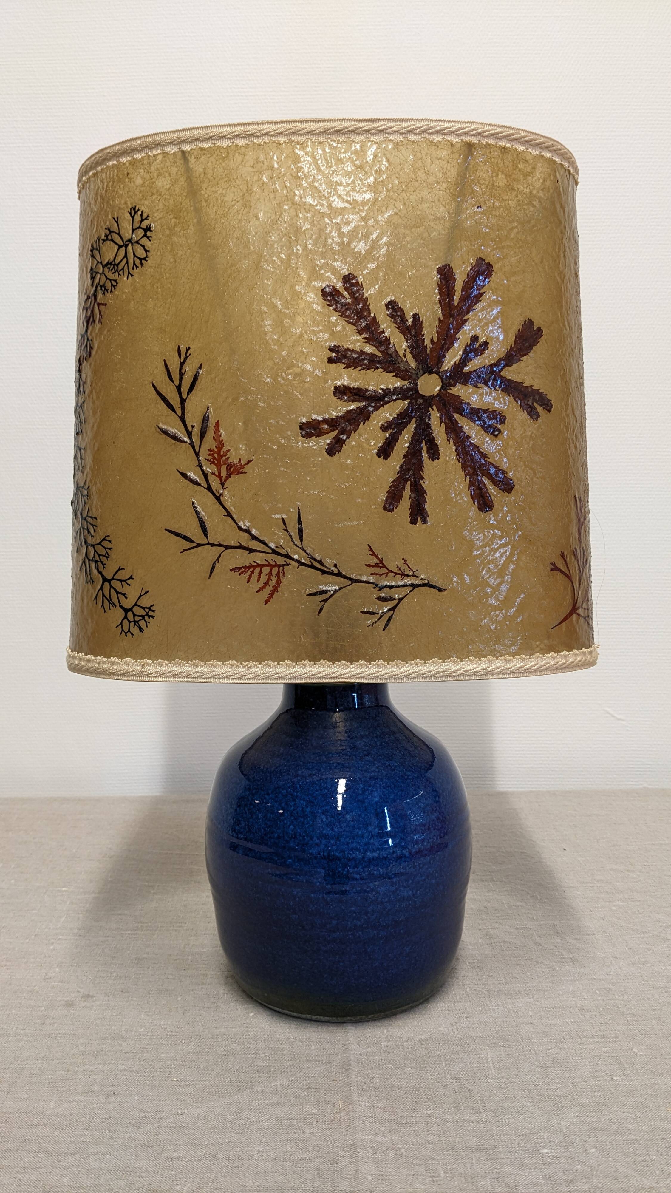Lampe en grès émaillé bleu indigo et résine vers 1960