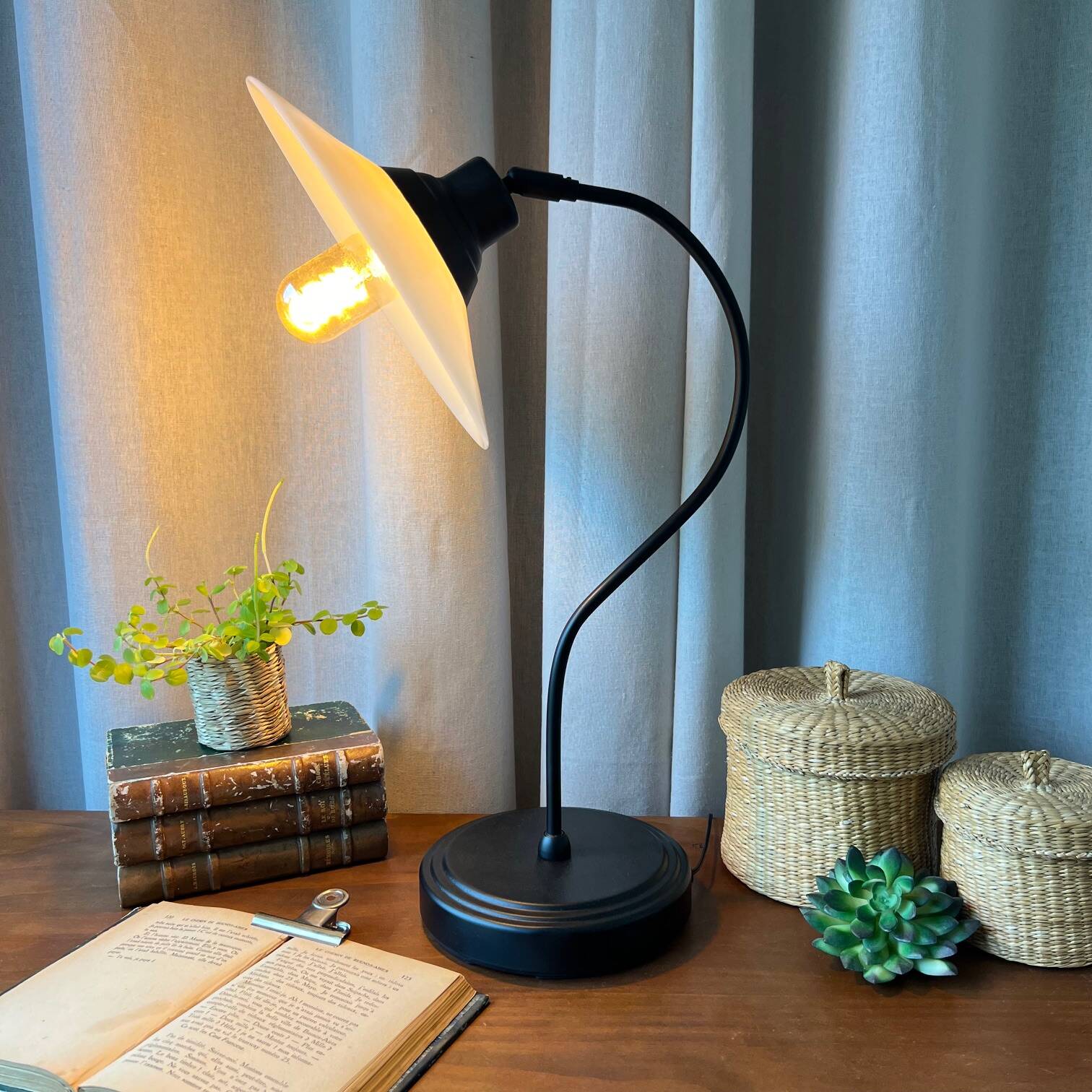 Lampe vintage en métal et opaline