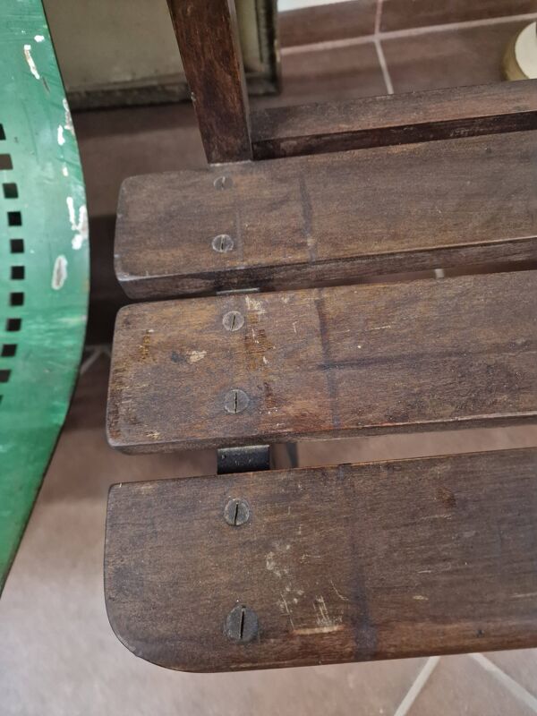 Élégants bancs en bois hêtre massif, au style sobre et intemporel.