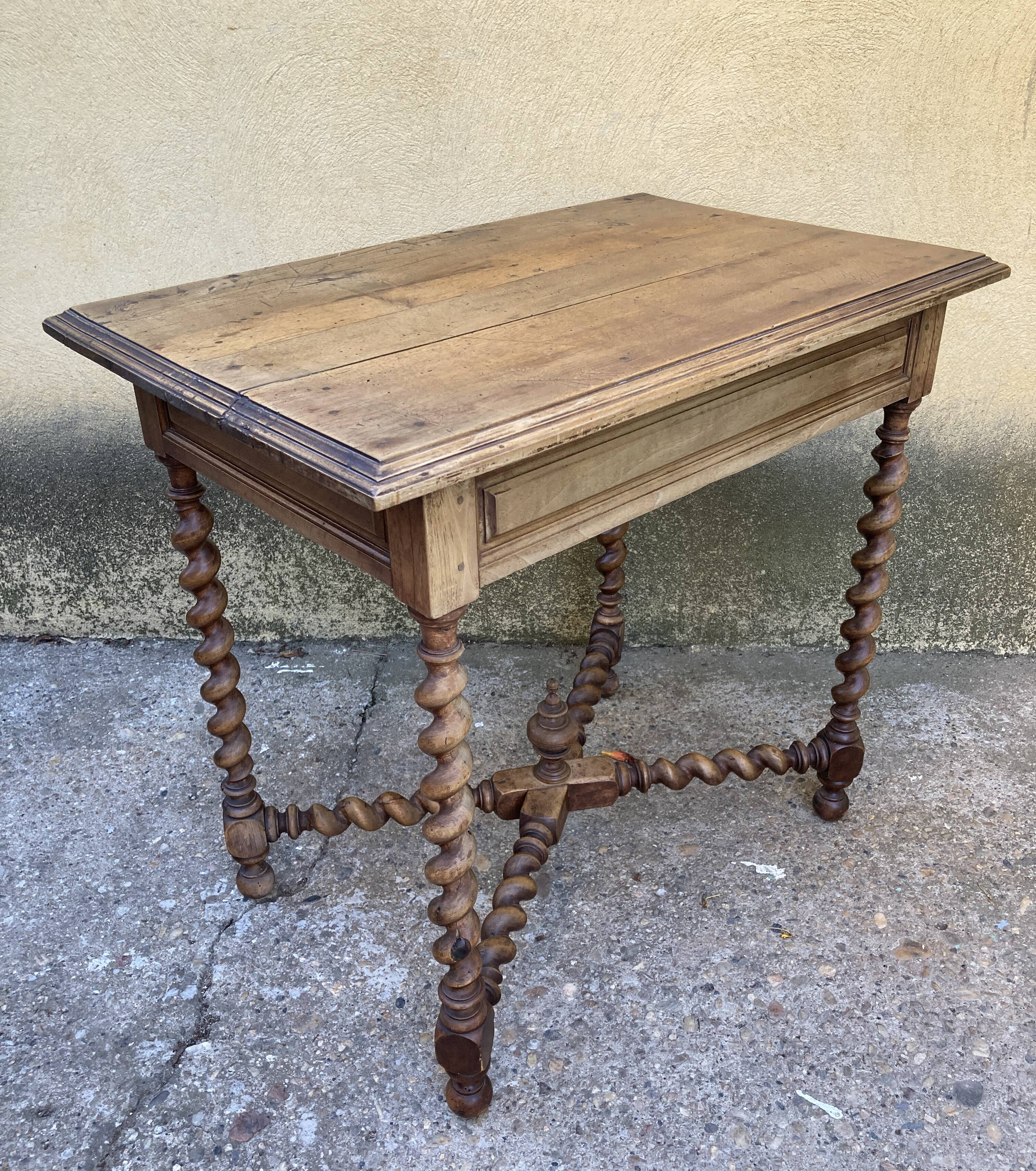Bureau  entretoises et pieds torsadées - style Louis XIII