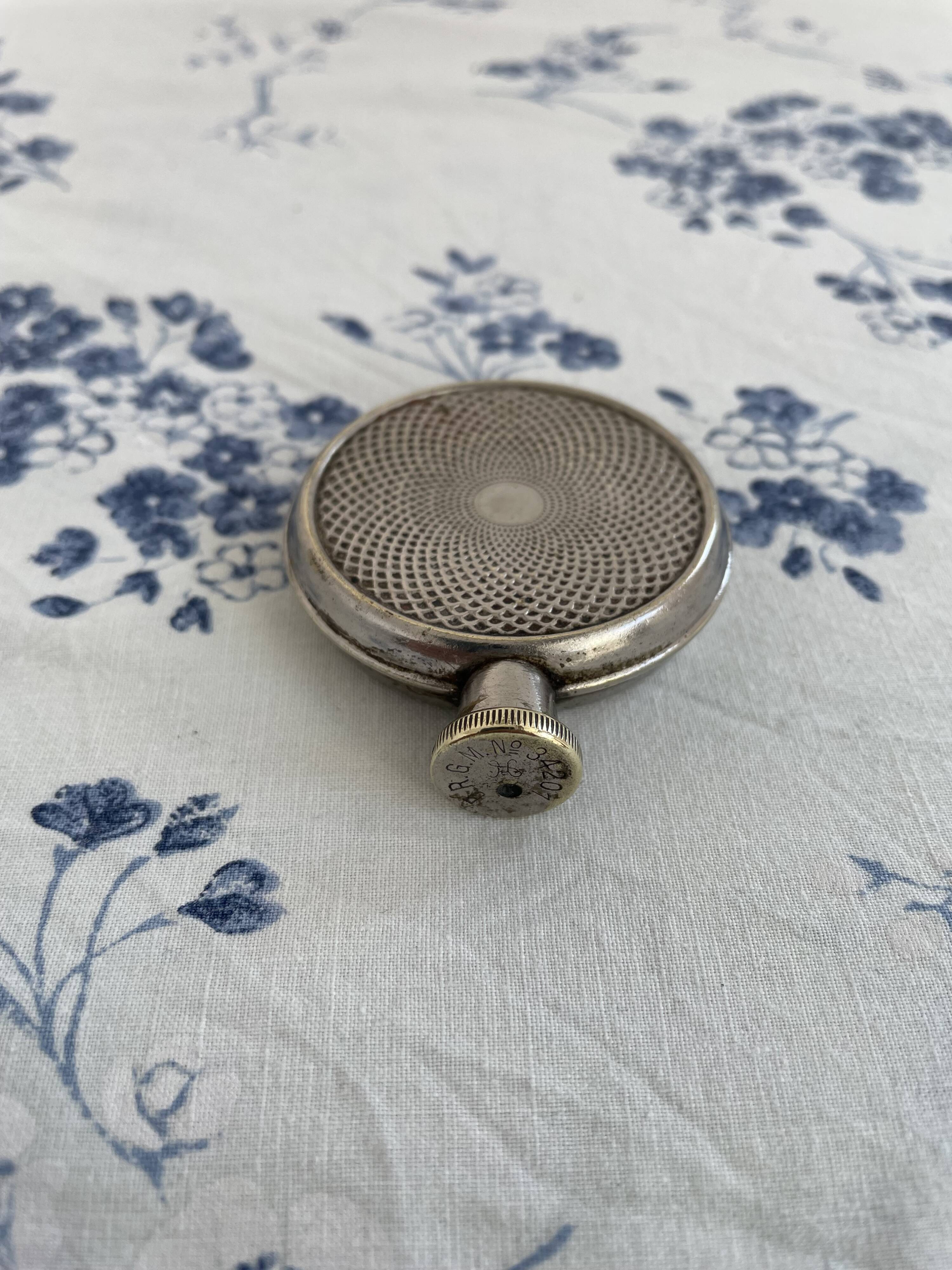 Art Deco flask in silver-plated metal, spiral guilloché decoration, DR marking