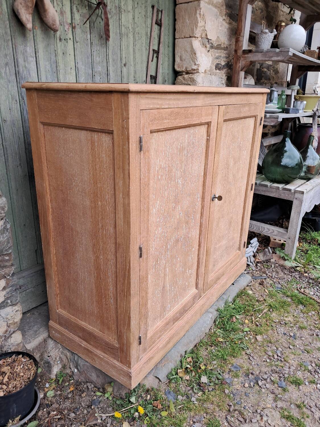 Buffet with lockers